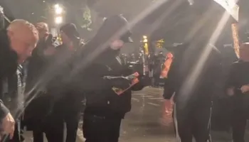 Protesta e PD/ Dalin pamjet, protestuesi i maskuar me molotov në dorë, dështon ta ndezë