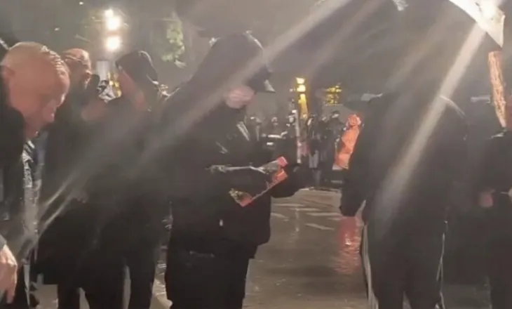 Protesta e PD/ Dalin pamjet, protestuesi i maskuar me molotov në dorë, dështon ta ndezë