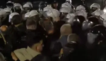 Protesta e PD/ Deputeti Nallbati e militantë të Berishës përplasje fizike me kordonin e policisë!