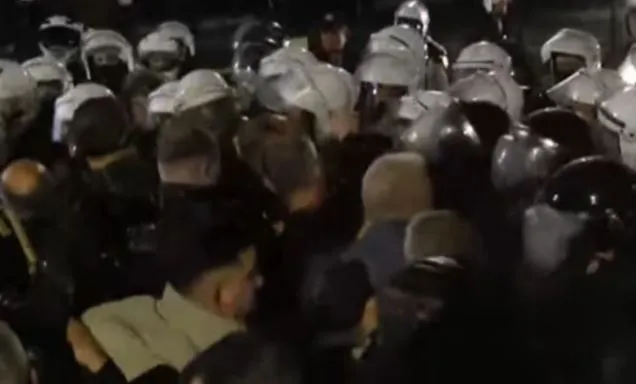 Protesta e PD/ Deputeti Nallbati e militantë të Berishës përplasje fizike me kordonin e policisë!
