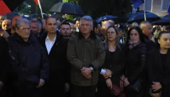 Protesta e PD/ Mbahet 1 minutë heshtje për 2 të miturit që humbën jetën tragjikisht në Durrës