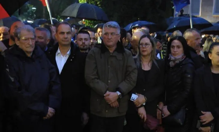 Protesta e PD/ Mbahet 1 minutë heshtje për 2 të miturit që humbën jetën tragjikisht në Durrës