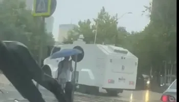 Protesta e PD, policia “blindon” godinën e Parlamentit dhe Kryeministrinë, stacionohen makinat e ujit