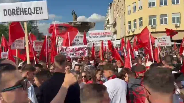 Protesta e studentëve shqiptarë ndalon te Ministria e Drejtësisë, arrestohen 3 të rinj