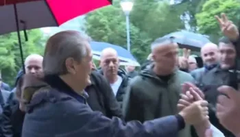Protesta kombëtare e opozitës, Berisha mbërrin në selinë e PD, pritet me entuziazëm