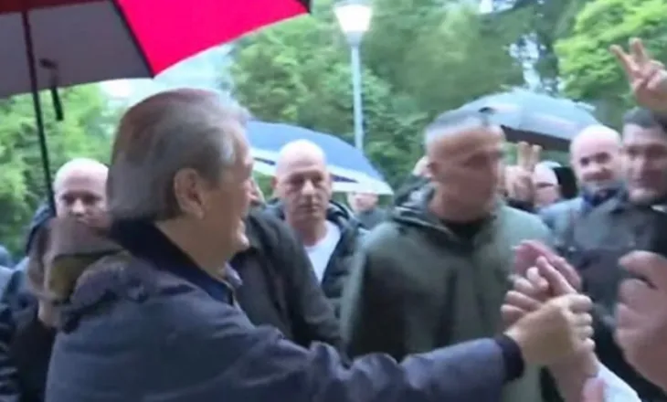 Protesta kombëtare e opozitës, Berisha mbërrin në selinë e PD, pritet me entuziazëm