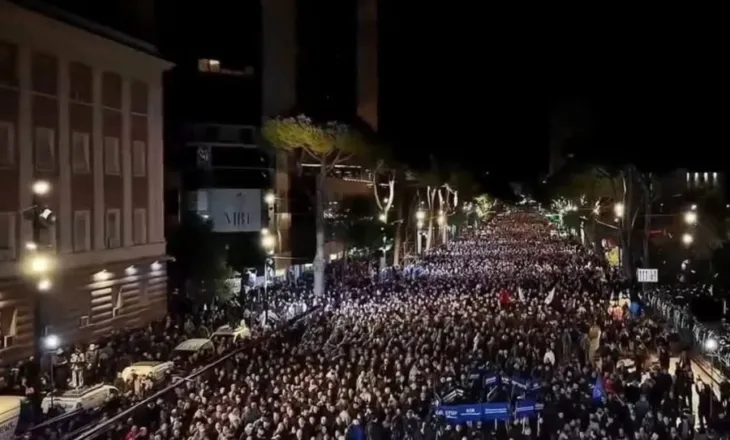 Protesta kombëtare e opozitës në Tiranë/ Qindra qytetarë nga Fier nisen drejt kryeqytetit