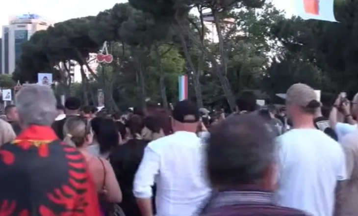 Protesta kundër ndërtimeve në zonat e mbrojtura! Pas Ministrisë së Brendshme, qytetarët zhvendosen te Kryeministria