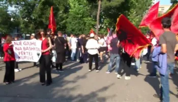 Protesta në Tiranë për gjuhën shqipe/ Studentët nisin marshimin drejt ambasadës së Maqedonisë së Veriut