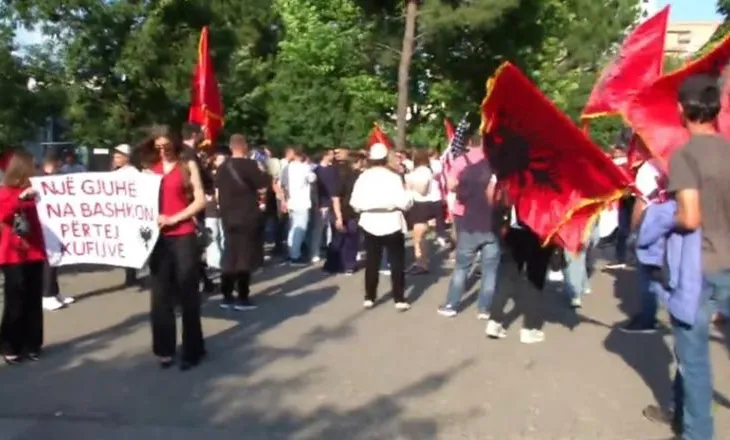 Protesta në Tiranë për gjuhën shqipe/ Studentët nisin marshimin drejt ambasadës së Maqedonisë së Veriut