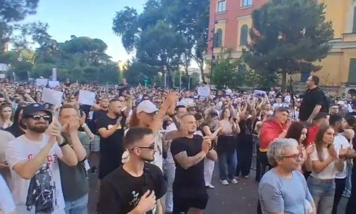Protesta në Zvërnec, qytetarët tubim në Tiranë, mblidhen përballë Ministrisë së Brendshme