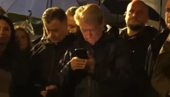 Protesta para Kryeministrisë/ Berisha i fokusuar në telefon, ish-kryeministri shihet duke kontrolluar edhe orën