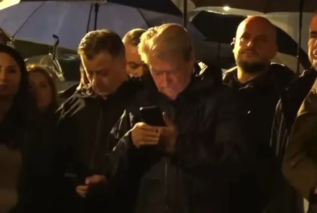 Protesta para Kryeministrisë/ Berisha i fokusuar në telefon, ish-kryeministri shihet duke kontrolluar edhe orën