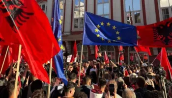 Protesta për gjuhën shqipe, zbulohet arsyeja e arrestimit të tre studentëve në Shkup