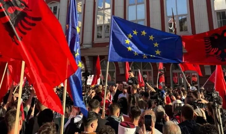 Protesta për gjuhën shqipe, zbulohet arsyeja e arrestimit të tre studentëve në Shkup