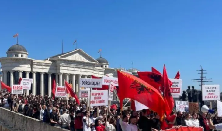 Protestë në Tiranë në mbështetje të studentëve shqiptarë në RMV! Organizatorët tregojnë se çfarë pritet të ndodhë nesër 
