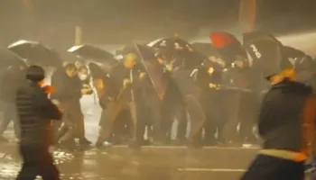 Protestuesit marshojnë drejt Ministrisë së Brendshme, policia hedh gazlotsjellës