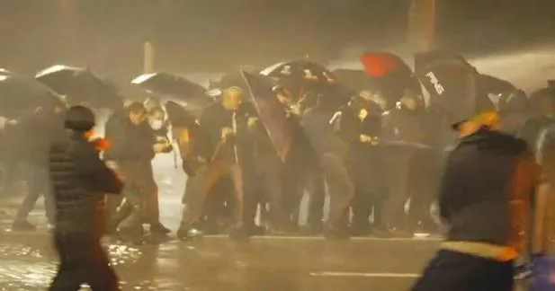 Protestuesit marshojnë drejt Ministrisë së Brendshme, policia hedh gazlotsjellës