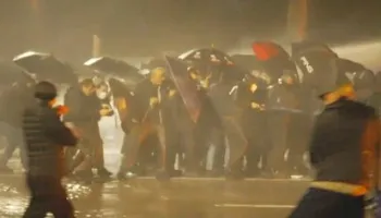 Protestuesit marshojnë drejt Ministrisë së Brendshme, policia hedh ujë në drejtim të turmës