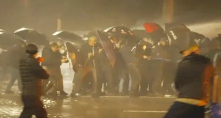 Protestuesit marshojnë drejt Ministrisë së Brendshme, policia hedh ujë në drejtim të turmës