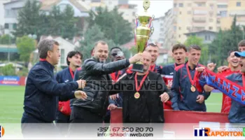 “Prova gjenerale” për Superioren, Alban Xhaferi ngre lart trofeun e kampionit të Vllaznia B në të Tretën
