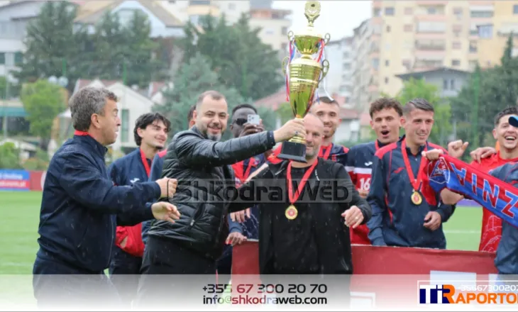 “Prova gjenerale” për Superioren, Alban Xhaferi ngre lart trofeun e kampionit të Vllaznia B në të Tretën