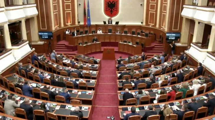 PS dhe PD gjejnë dakordësinë, bashkojnë votat dhe miratojnë ndryshimet në rregulloren e Kuvendit