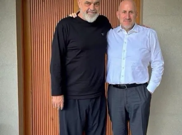 Pse e fsheh babloku takimin me oligarkun hungarez? Babloku është takuar në Tiranë me oligarkun hungarez Gellert Jaszai, pronar i gjigantit hungarez 4iG.
