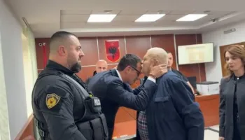 “Pse reagojnë kështu?! S’i kuptoj! E kam bir për shpirt”, aktori Robert Ndrenika flet për sulmet pasi takoi Veliajn në gjyq