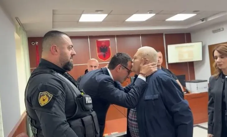 “Pse reagojnë kështu?! S’i kuptoj! E kam bir për shpirt”, aktori Robert Ndrenika flet për sulmet pasi takoi Veliajn në gjyq