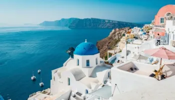 Pse shtëpitë në ishujt grekë janë të lyera me blu dhe të bardhë?