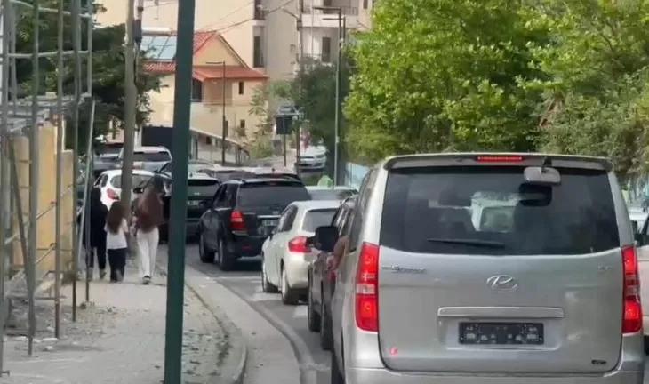 Punime në Unazën e qytetit/ “Paralizohet” përkohësisht Vlora, fluks i lartë mjetesh rëndohet ndjeshëm trafiku