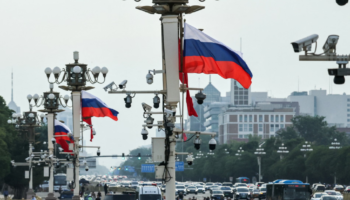 Putin mbërrin në Pekin për vizitë shtetërore, Xi synon të tregojë forcën globale të Kinës