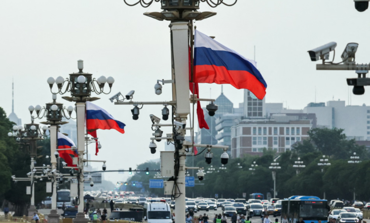 Putin mbërrin në Pekin për vizitë shtetërore, Xi synon të tregojë forcën globale të Kinës