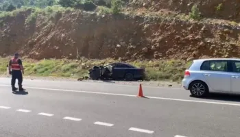 Qafa e Buallit/ Makinat përplasen me njëra tjetrën te Rruga e Arbrit, humb jetën pasagjeri i një prej automjeteve