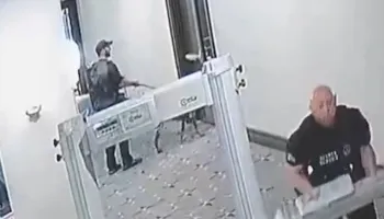 Qeni i Shërbimit Sekret e dalloi të dyshuarin para se të qëllonte në darkën e Trump, garda e sigurisë e injoroi