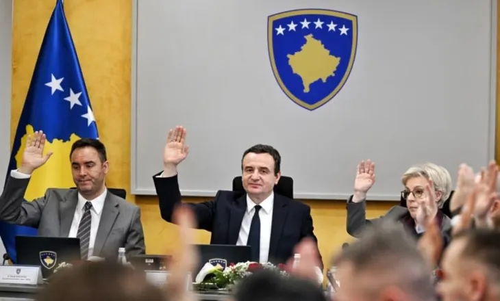 Qeveria e Albin Kurtit shpall paketën e re sociale: 100 euro para zgjedhjeve