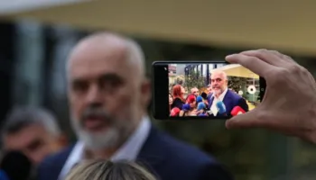 ‘Qeveria merr 10-fishin e kohës televizive’/ Rama tërbohet nga monitorimi, niset drejt Brukselit duke trilluar