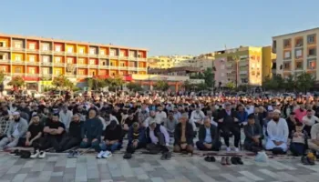 Qindra besimtarë në Fier falin namazin e Kurban Bajramit, kreu i Myftinisë: Një festë që simbolizon sakrificën, solidaritetin dhe ndërgjegjësimin shpirtëror