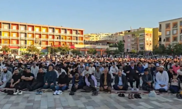 Qindra besimtarë në Fier falin namazin e Kurban Bajramit, kreu i Myftinisë: Një festë që simbolizon sakrificën, solidaritetin dhe ndërgjegjësimin shpirtëror