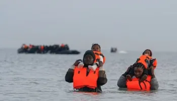 Qindra emigrantë në vetëm 24 orë mbërrijnë në Britani