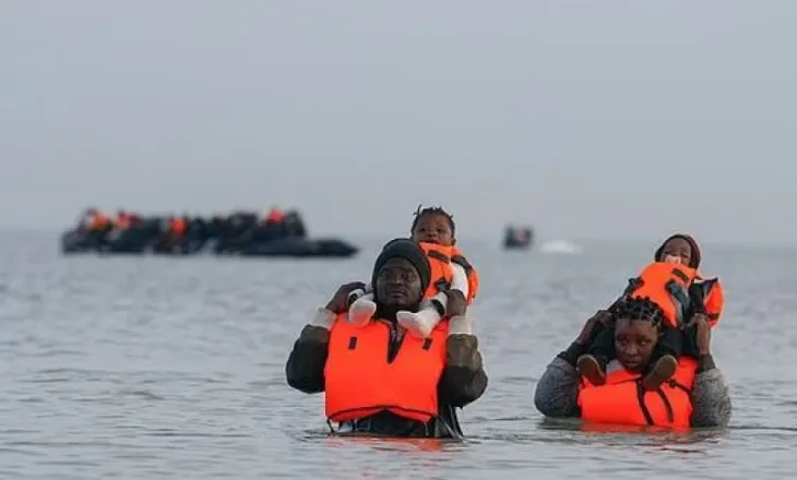 Qindra emigrantë në vetëm 24 orë mbërrijnë në Britani