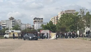 Qytetarët e Durrësit nisin marshimin, kërkojnë drejtësi pas tragjedisë ku humbën jetën dy të mitur