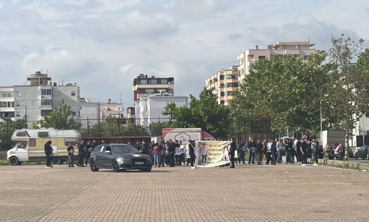 Qytetarët e Durrësit nisin marshimin, kërkojnë drejtësi pas tragjedisë ku humbën jetën dy të mitur