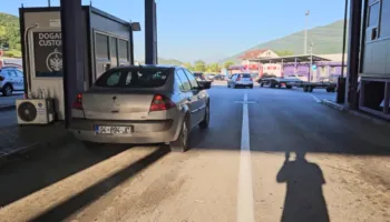 Qytetarët nga Kosova shijojnë fundjavën në bregdetin shqiptar, rriten lëvizjet në pikën kufitare të Morinës