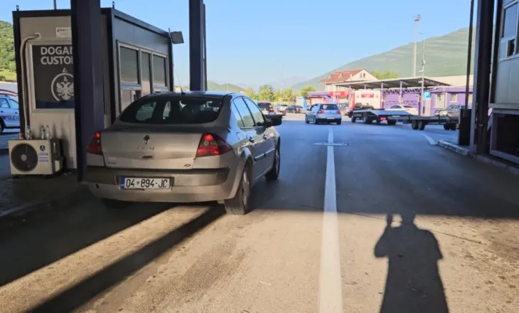 Qytetarët nga Kosova shijojnë fundjavën në bregdetin shqiptar, rriten lëvizjet në pikën kufitare të Morinës