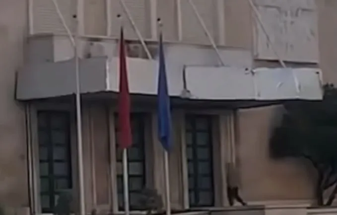 Qytetari përplas makinën në shkallët e Kryeministrisë dhe shkelmon derën e godinës, ja çfarë ndodhi tek zyra e Ramës