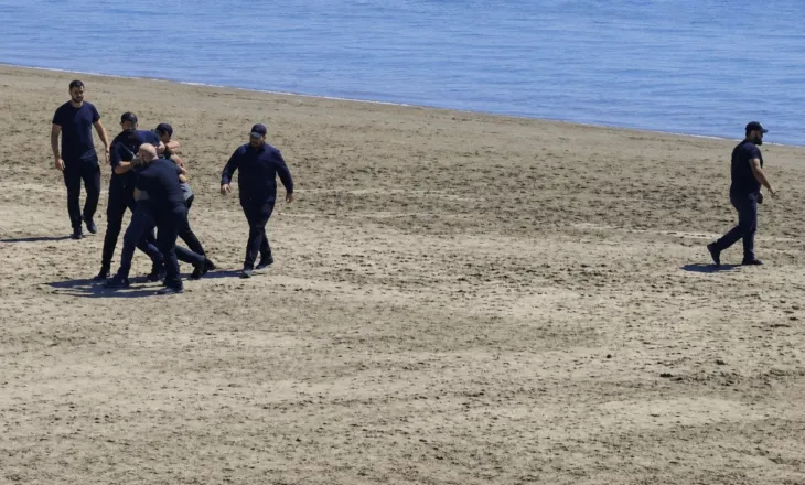 Qytetari rrëmbehet dhe dhunohet nga njerëz të maskuar, Policia bën sehir dhe godet personin që filmonte