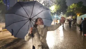 Qytetarja shpërthen ndaj policit: Do rri këtu…Tirana nuk është e Edi Ramës, as e juaja…