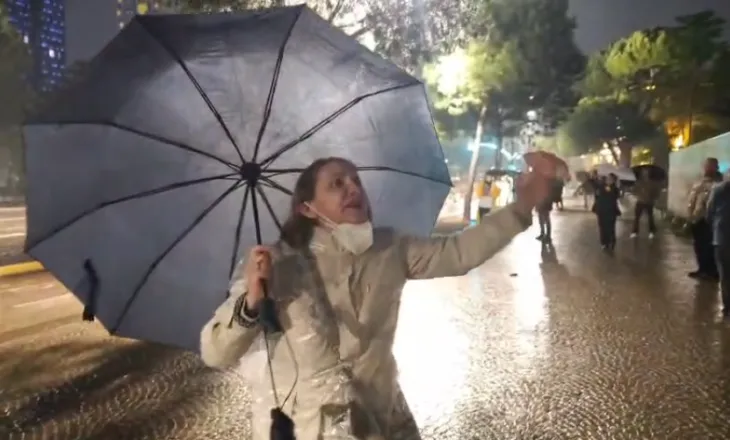 Qytetarja shpërthen ndaj policit: Do rri këtu…Tirana nuk është e Edi Ramës, as e juaja…